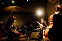 「犬たちのためのコンサート」の様子。（撮影：タイコウクニヨシ）