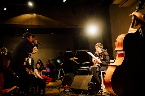 「犬たちのためのコンサート」の様子。（撮影：タイコウクニヨシ）