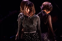 Nono（手前）（写真提供：ソニー・ミュージックレコーズ）