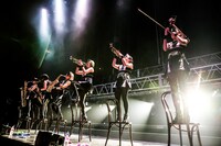 “ブラス民”によるパフォーマンスの様子。