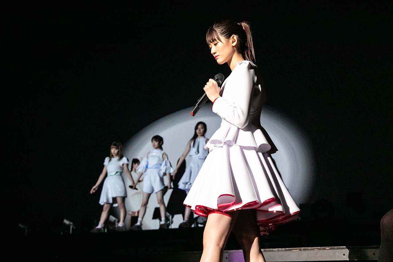 「おっとりガールの憂鬱」を歌う秋本帆華。