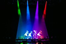 「colors」を披露するTEAM SHACHI。