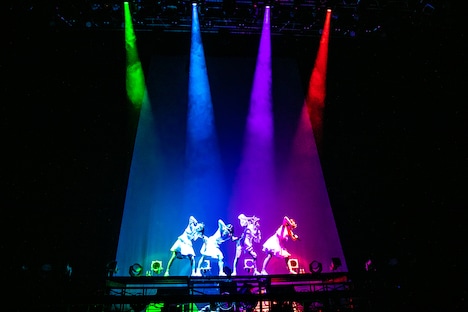 「colors」を披露するTEAM SHACHI。