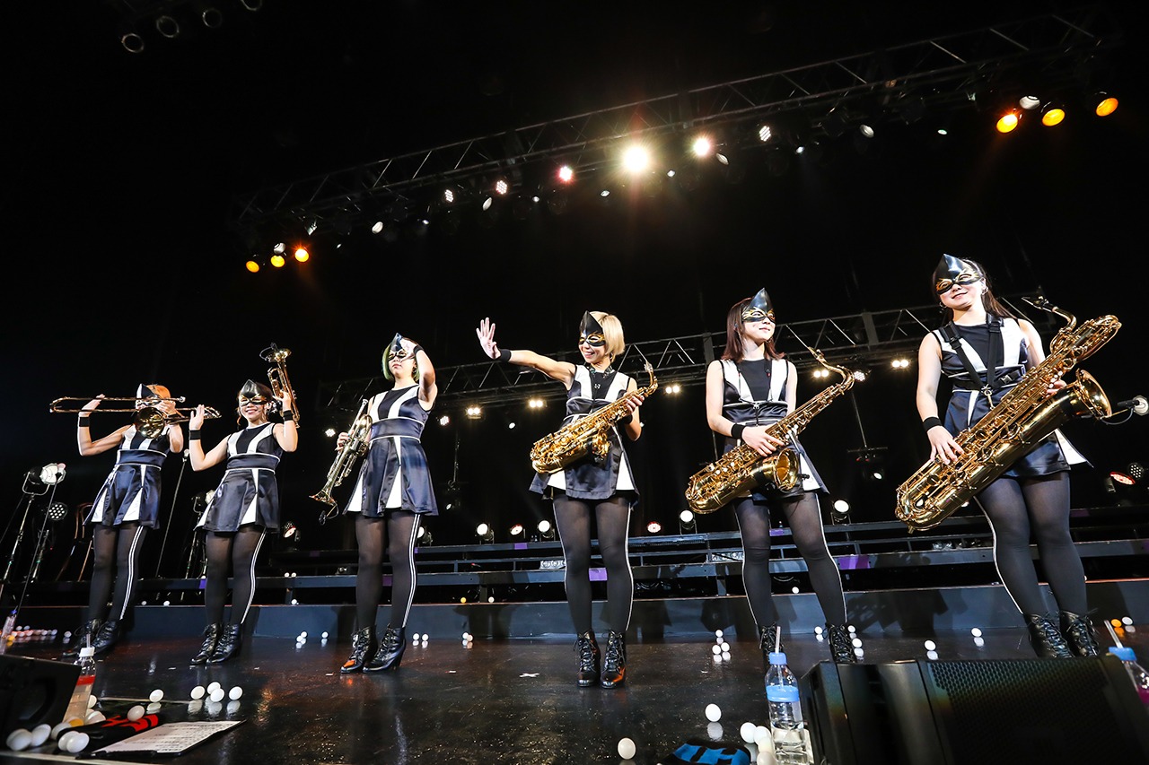 覆面の6人組ブラスセクション“ブラス民”。