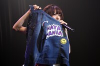 衣装を紹介する真山りか。