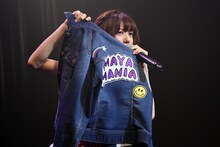 衣装を紹介する真山りか。