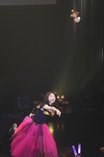 クマのぬいぐるみを放り投げる真山りか。