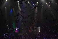 銀テープが放たれた瞬間。