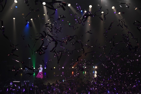 銀テープが放たれた瞬間。