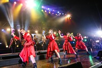 「Hello, TEAM SHACHI」を披露するTEAM SHACHI。