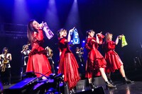 「Hello, TEAM SHACHI」を披露するTEAM SHACHI。