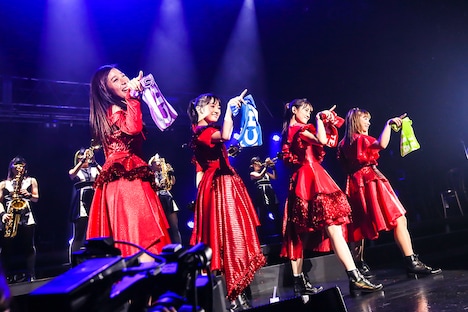 「Hello, TEAM SHACHI」を披露するTEAM SHACHI。