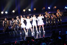 TEAM SHACHI「出張！冬の台場クリスマスライブ～全速前進 聖なる本編～」の様子。