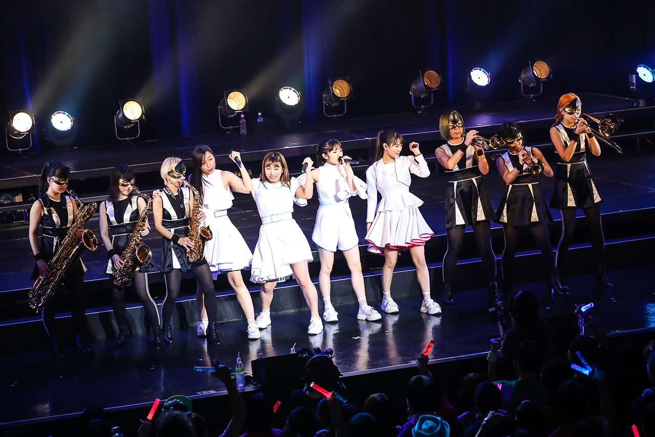 TEAM SHACHI「出張！冬の台場クリスマスライブ～全速前進 聖なる本編～」の様子。