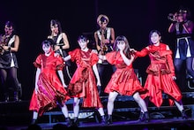 TEAM SHACHI「出張！冬の台場クリスマスライブ～全速前進 聖なる本編～」の様子。