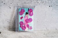 ハーブティブランド「Have a Herbal Harvest」のお茶。2000円。伊藤千晃の写真がアクリル板にプリントされている。