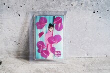 ハーブティブランド「Have a Herbal Harvest」のお茶。2000円。伊藤千晃の写真がアクリル板にプリントされている。