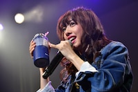 特製ドリンクを紹介する真山りか。