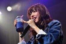 特製ドリンクを紹介する真山りか。