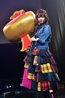 小槌を持つ真山りか。