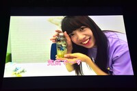 「チワワちゃんねる」でハーバリウムを作る真山りかそっくりのチワワ。