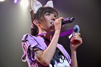 スタッフの子供が作ってくれたというメダルを見せる真山りか。