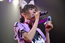 スタッフの子供が作ってくれたというメダルを見せる真山りか。