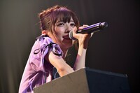 抽選会を行う真山りか。