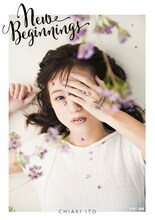 ミニアルバムの5曲をイメージして撮り下ろされた写真を収録したミュージックフォトブック「伊藤千晃ミュージックフォトブック 『New Beginnings』」表紙。