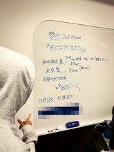 焚吐とアルバム「死にながら生きたい」の詳細が書かれたホワイトボード。