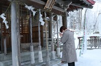 ヒット祈願を行う中園勇樹（Vo）。