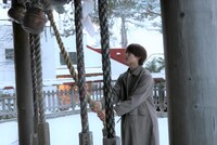 ヒット祈願を行う中園勇樹（Vo）。