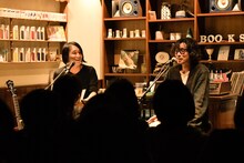 左から百々和宏、斉藤和義。（撮影：前田美里）