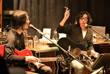 左から百々和宏、斉藤和義。（撮影：前田美里）