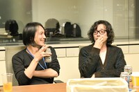 楽屋でくつろぐ百々和宏、斉藤和義。（撮影：前田美里）