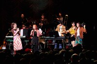 強力なバンドメンバーを従えたフィロのス。（撮影：立脇卓［田中聖太郎写真事務所］）