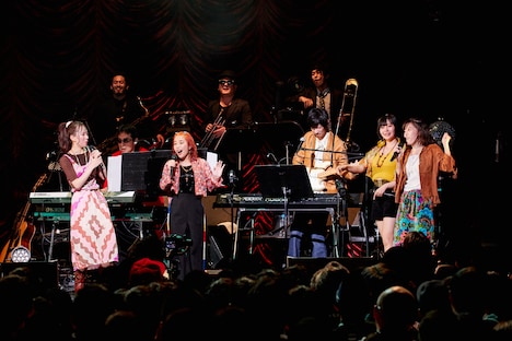 強力なバンドメンバーを従えたフィロのス。（撮影：立脇卓［田中聖太郎写真事務所］）