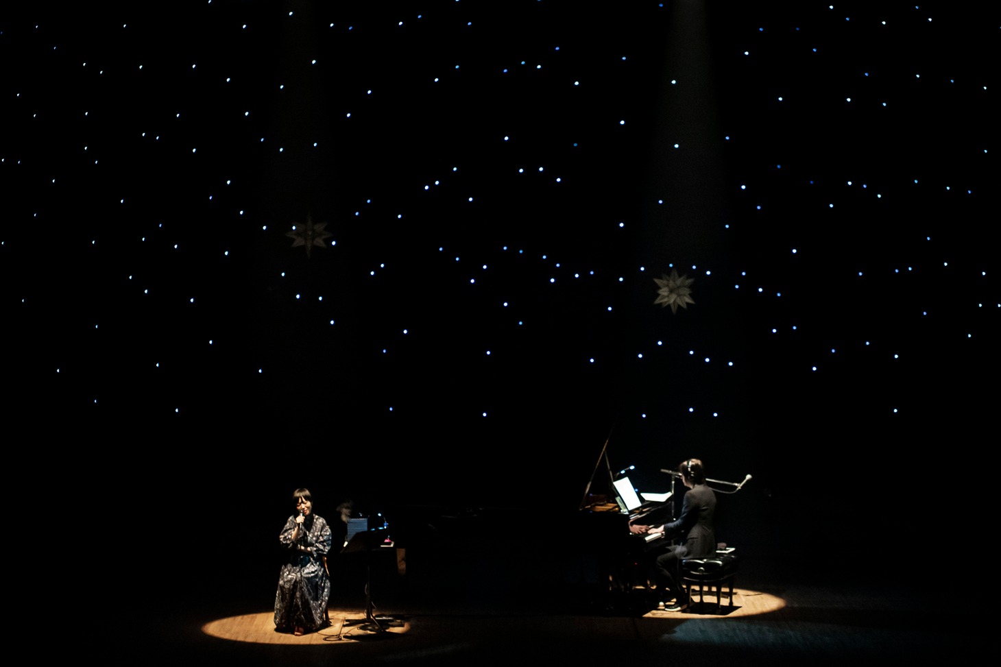 「a brand new concert issue " minima " - ミニマ - Salyu × 小林武史 vol.4」東京・かつしかシンフォニーヒルズ モーツァルトホール公演の様子。（Photo by Taku Fujii）