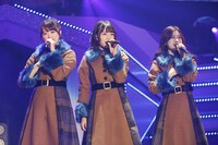 左から樋口日奈、北野日奈子、寺田蘭世。（写真提供：ソニー・ミュージックレコーズ）