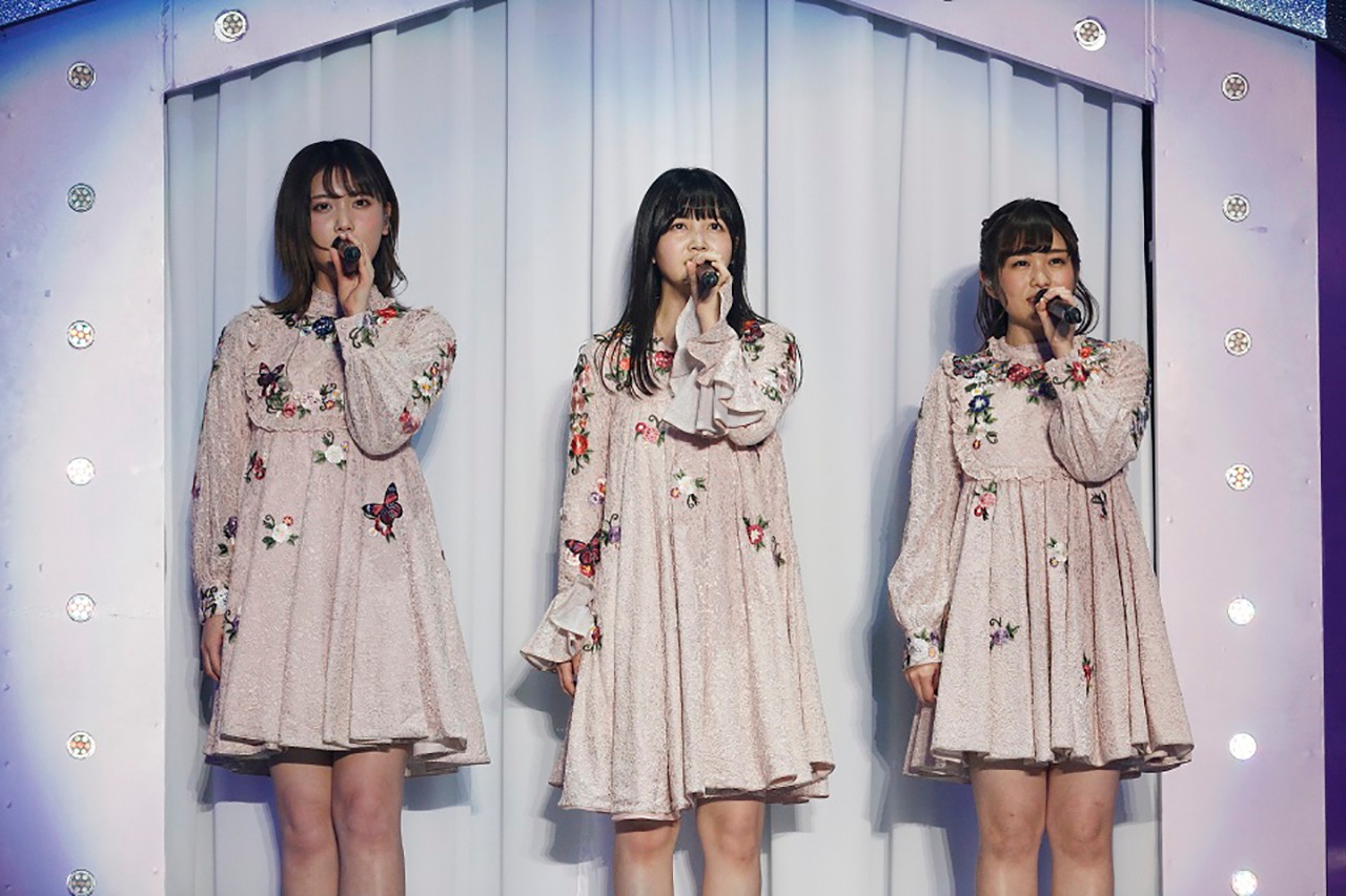 左から伊藤純奈、久保史緒里、伊藤かりん。（写真提供：ソニー・ミュージックレコーズ）