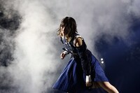 ソロダンスを披露する北野日奈子。（写真提供：ソニー・ミュージックレコーズ）