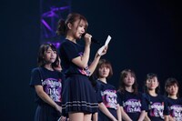 手紙を読み上げる川後陽菜。（写真提供：ソニー・ミュージックレコーズ）