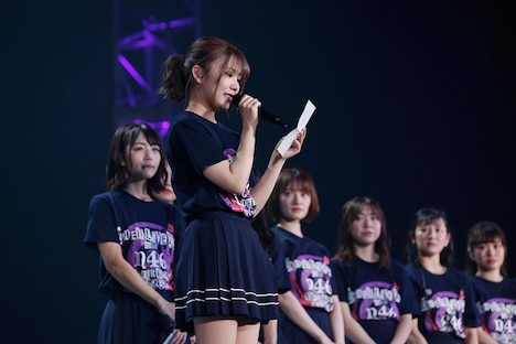 手紙を読み上げる川後陽菜。(写真提供:ソニー・ミュージックレコーズ)