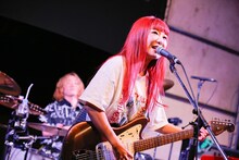 mick（Vo, G, Piano / Amelie）（撮影：日吉"JP"純平）