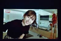 デート服を選びながらライブの諸注意アナウンスを行う鈴木愛理。