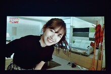 デート服を選びながらライブの諸注意アナウンスを行う鈴木愛理。