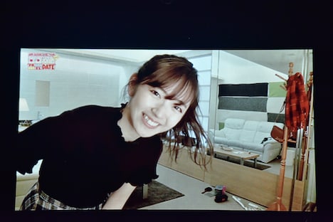 デート服を選びながらライブの諸注意アナウンスを行う鈴木愛理。