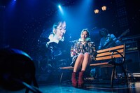 夜の公園で「気まぐれ」を歌う鈴木愛理。