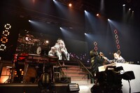 カメラ目線でモツ鍋デートを楽しむ鈴木愛理。