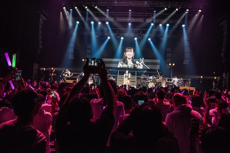 鈴木愛理をスマホで撮影するあいりまにあたち。